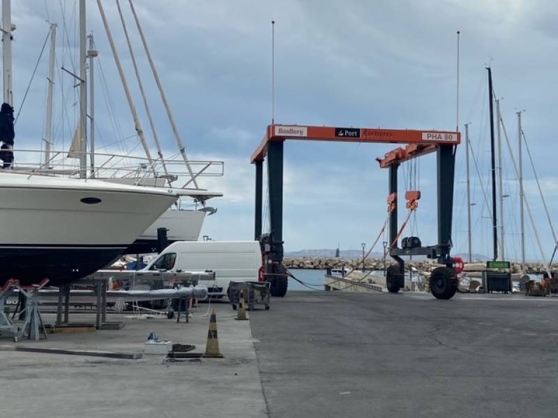 Contrôle de l'osmose de la coque sur un voilier pour une expertise pré achat au port de Corbières à Marseille